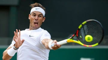 Rafa Nadal golpea la bola durante su partido contra Querrey