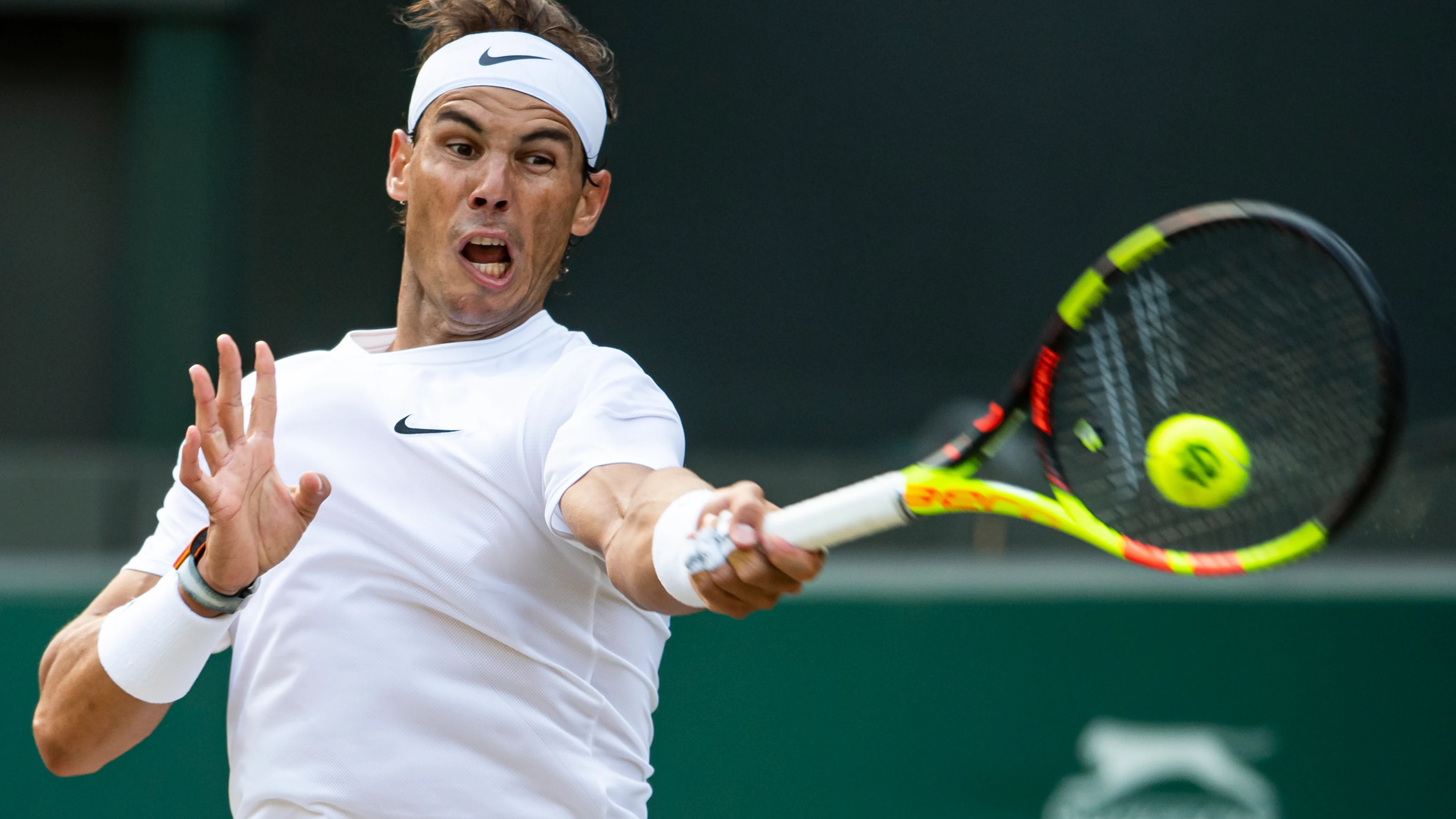 Rafa Nadal golpea la bola durante su partido contra Querrey