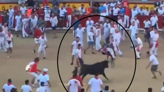 Josh Norman, saltando por encima de un toro en los San Fermines Josh Norman, saltando por encima de un toro en los San Fermines