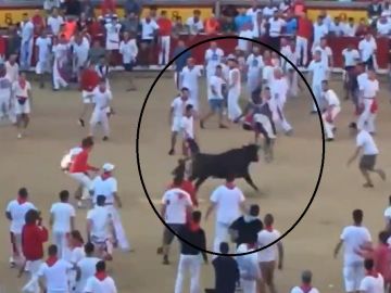 Josh Norman, saltando por encima de un toro en los San Fermines Josh Norman, saltando por encima de un toro en los San Fermines