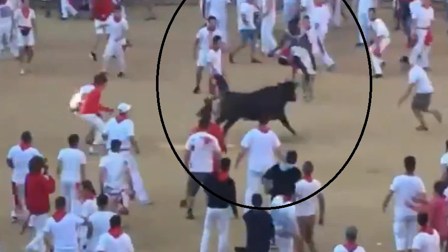 Josh Norman, saltando por encima de un toro en los San Fermines