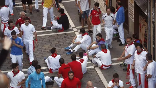 Algunos corredores protestan con una sentada en San Fermín Algunos corredores protestan con una sentada en San Fermín