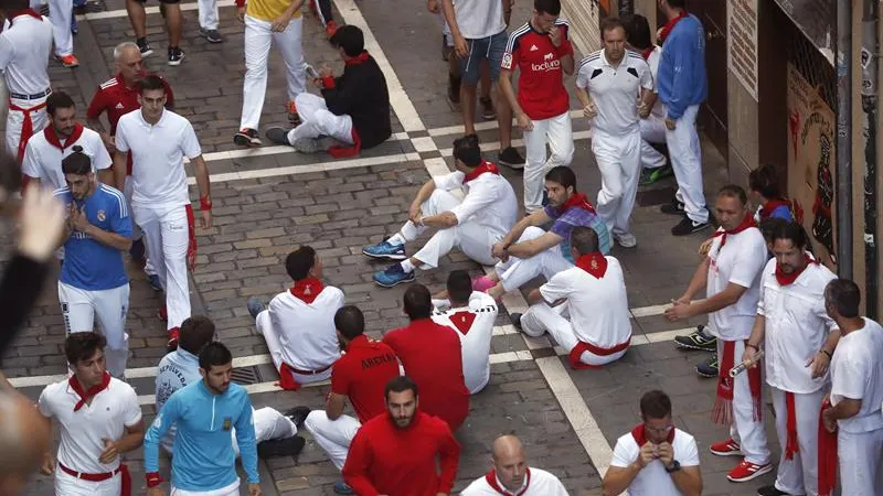 Algunos corredores protestan con una sentada en San Fermín