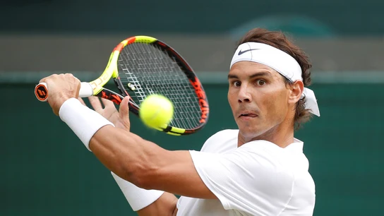 Rafa Nadal golpea de revés una bola Rafa Nadal golpea de revés una bola