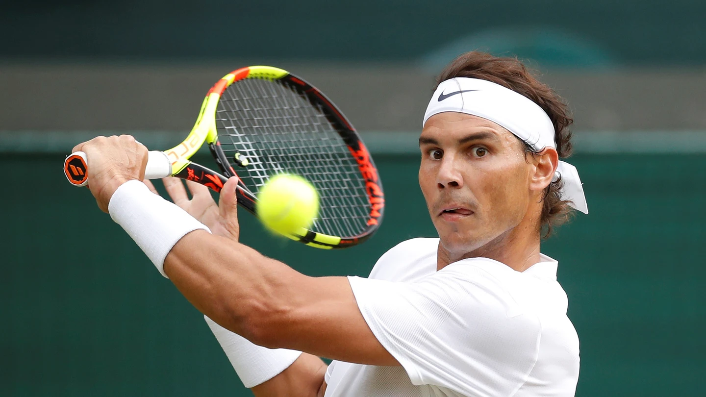 Rafa Nadal golpea de revés una bola Rafa Nadal golpea de revés una bola