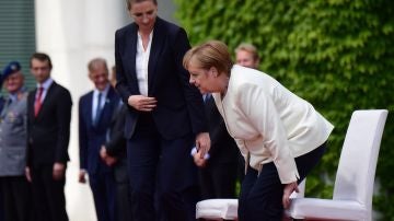 Merkel participa sentada en los honores militares para evitar un nuevo temblor.