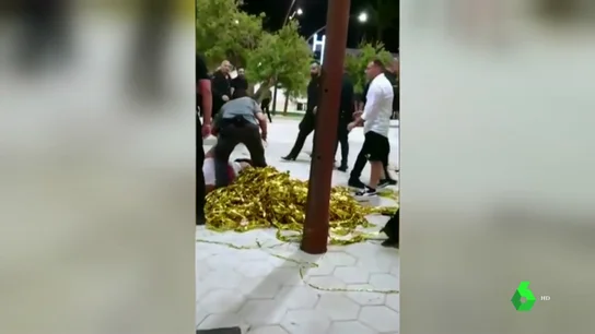 Graban la brutal paliza de unos porteros de discoteca a cuatro turistas en Ibiza Graban la brutal paliza de unos porteros de discoteca a cuatro turistas en Ibiza