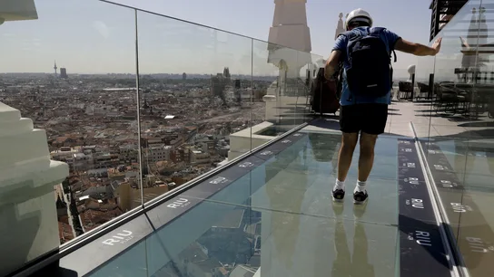 Vista de la pasarela entre los edificios del hotel Riu Plaza de España Vista de la pasarela entre los edificios del hotel Riu Plaza de España