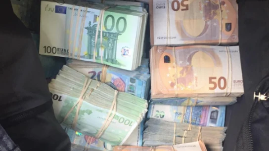 Dinero encontrado por la Policía en el maletero de un coche  Dinero encontrado por la Policía en el maletero de un coche.
