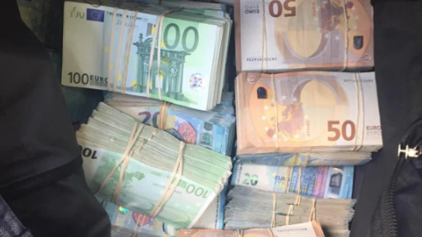 Dinero encontrado por la Policía en el maletero de un coche Dinero encontrado por la Policía en el maletero de un coche.