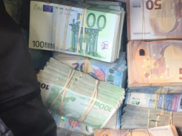 Dinero encontrado por la Policía en el maletero de un coche Dinero encontrado por la Policía en el maletero de un coche