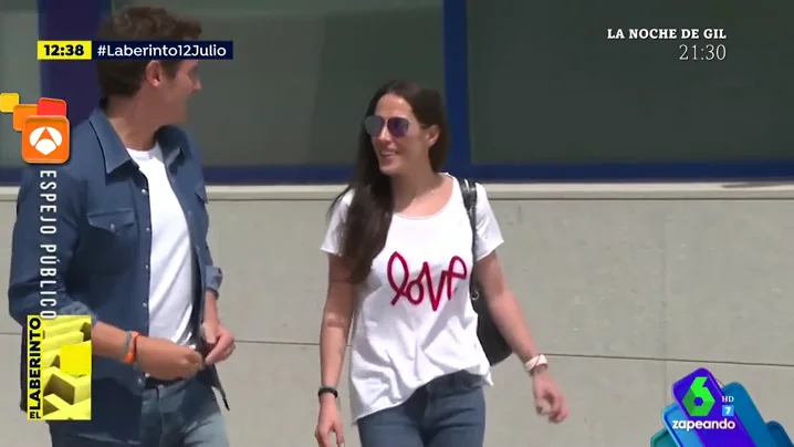 El mensaje subliminal de la camiseta de Malú en la salida de Albert Rivera del hospital que 'emociona' a los zapeadores