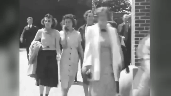 ¿Existen los 'viajeros del tiempo'?: estos móviles se colaron en la televisión antes de ser inventados ¿Existen los 'viajeros del tiempo'?: estos móviles se colaron en la televisión antes de ser inventados