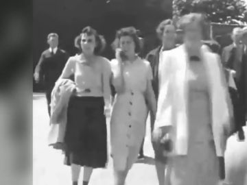 ¿Existen los 'viajeros del tiempo'?: estos móviles se colaron en la televisión antes de ser inventados ¿Existen los 'viajeros del tiempo'?: estos móviles se colaron en la televisión antes de ser inventados