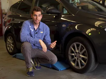 Borja Urteaga en un taller de coches Borja Urteaga en un taller de coches