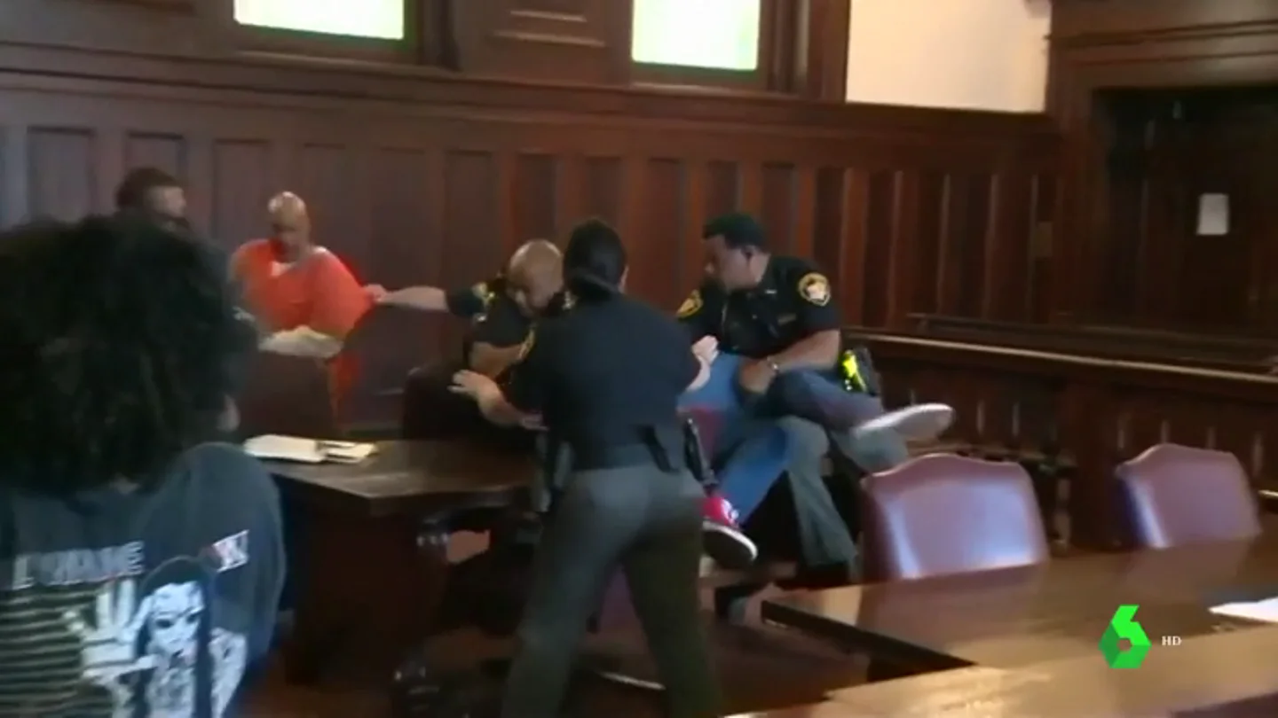 Dos hermanos intentan agredir al acusado de asesinar a su madre en pleno juicio Dos hermanos intentan agredir al acusado de asesinar a su madre en pleno juicio