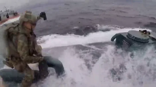 El momento en el que el soldado salta al submarino. El momento en el que el soldado salta al submarino.