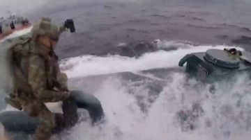 El momento en el que el soldado salta al submarino. 