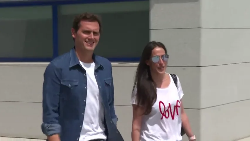 Albert Rivera abandona el hospital acompañado de Malú: "Me pegué un buen susto"