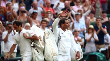 Nadal se despide del público de Wimbledon presente en su semifinal contra Federer