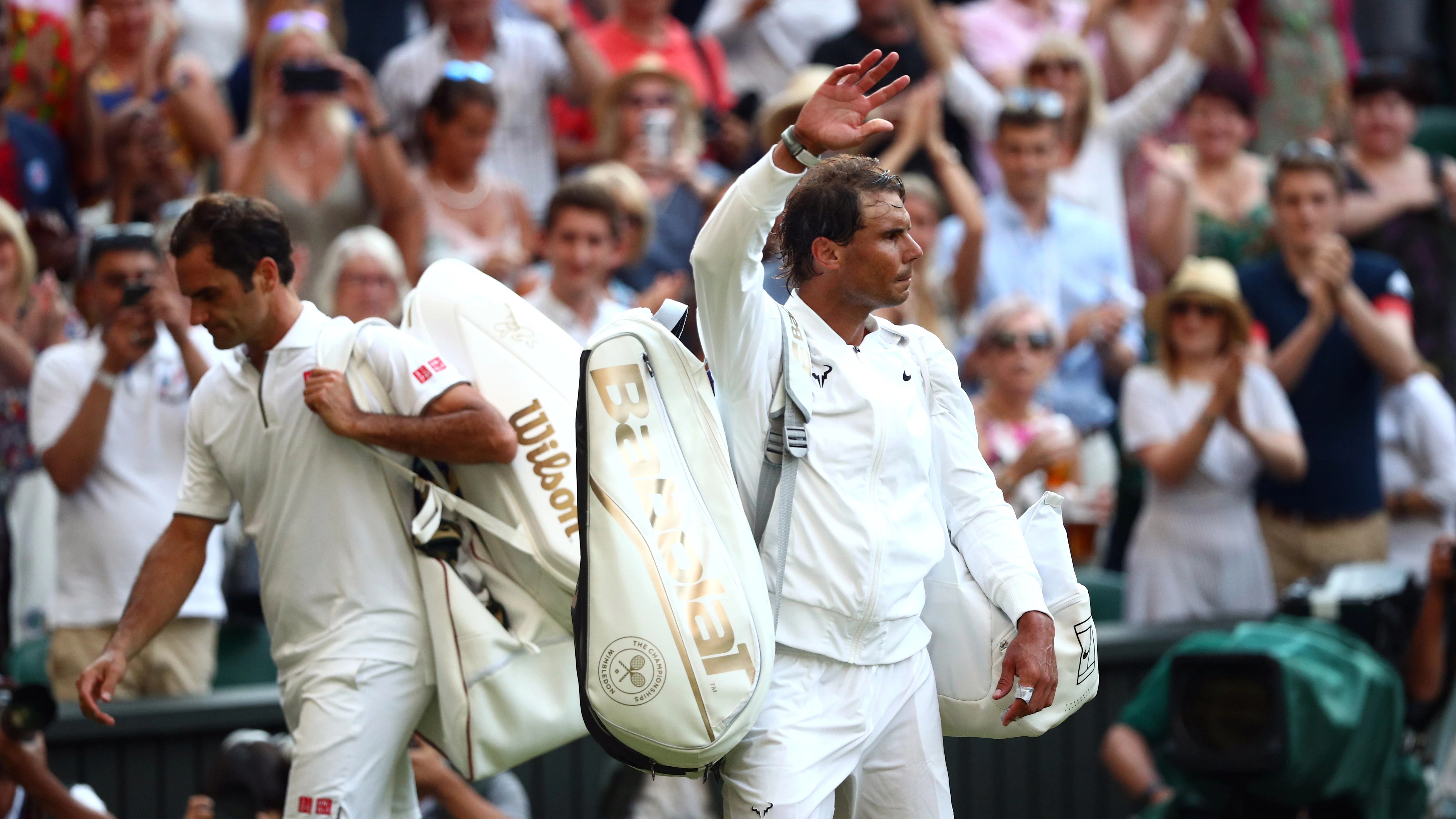 Nadal se despide del público de Wimbledon presente en su semifinal contra Federer