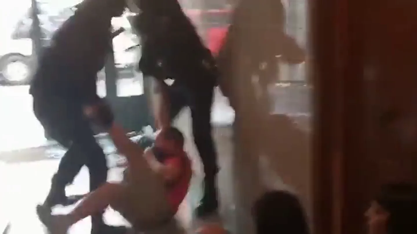Máxima tensión en un desahucio en Carabanchel: la Policía desaloja a rastras a varias personas Máxima tensión en un desahucio en Carabanchel: la Policía desaloja a rastras a varias personas