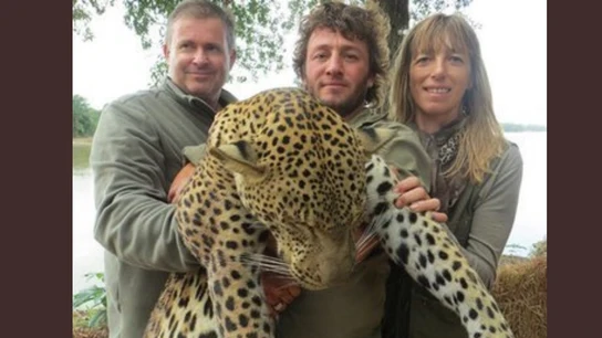 Los empleados despedidos, a los lados del leopardo muerto Los empleados despedidos, a los lados del leopardo muerto