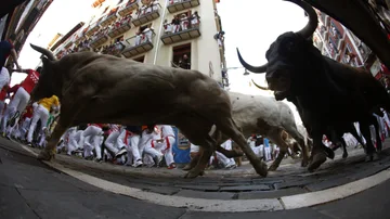 Los toros de la ganadería de Núñez del Cuvillo, durante el sexto encierro de los Sanfermines 2019