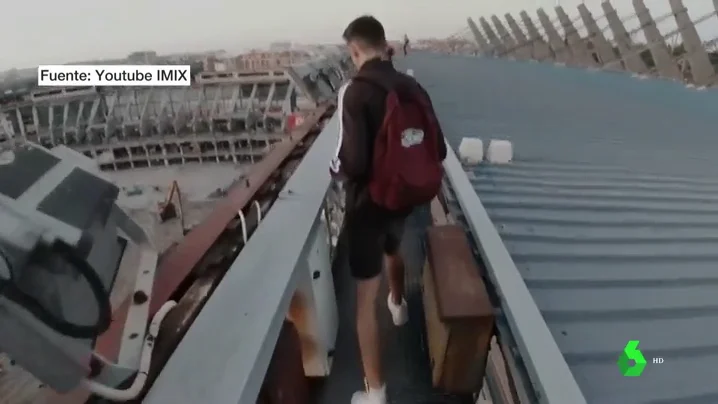 Tres jóvenes se cuelan en el Vicente Calderón y graban su interior