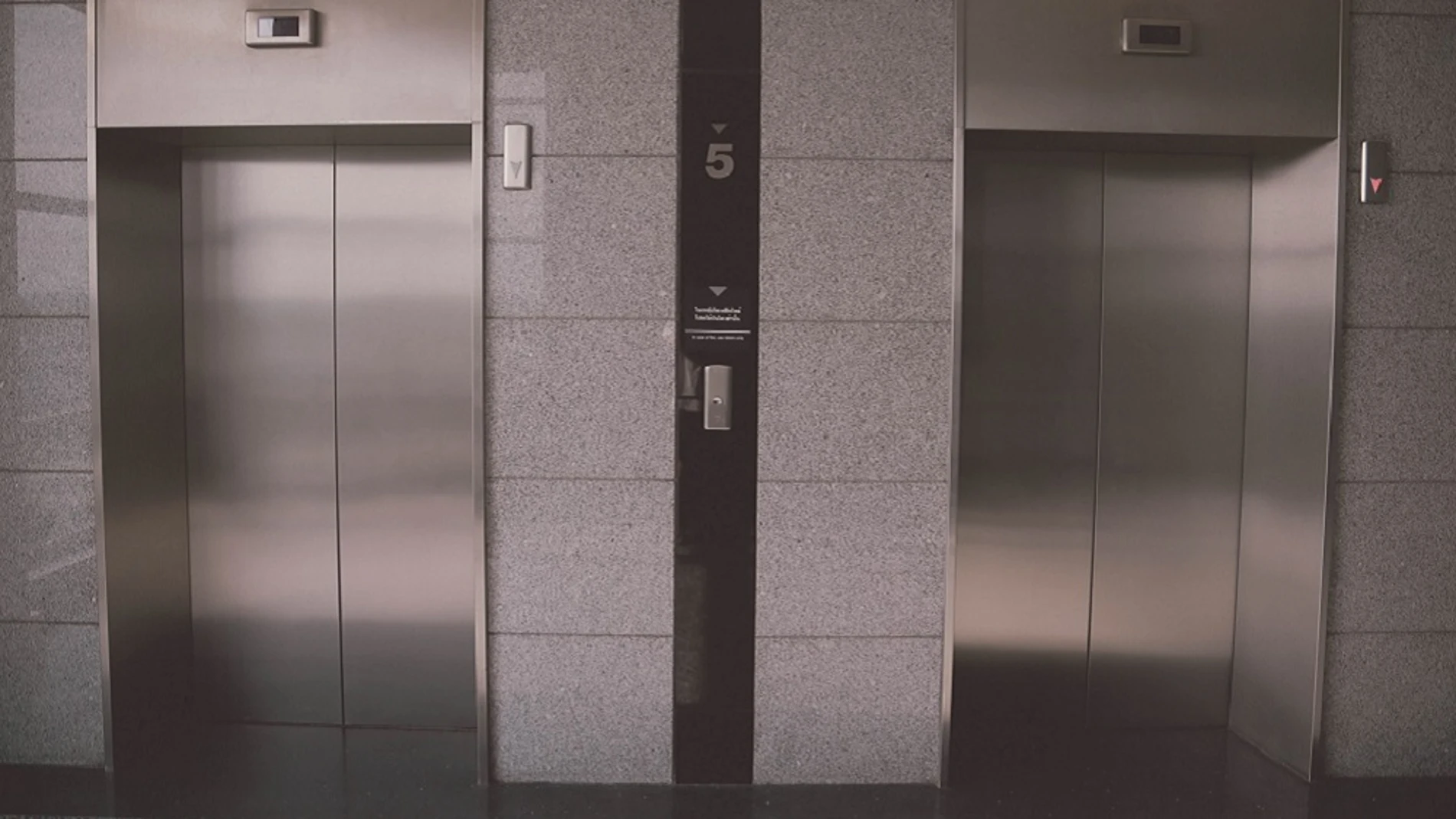 Imagen de dos ascensores
