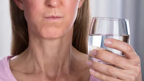 ¿Debemos enjuagarnos la boca después de lavarnos los dientes? ¿Debemos enjuagarnos la boca después de lavarnos los dientes?