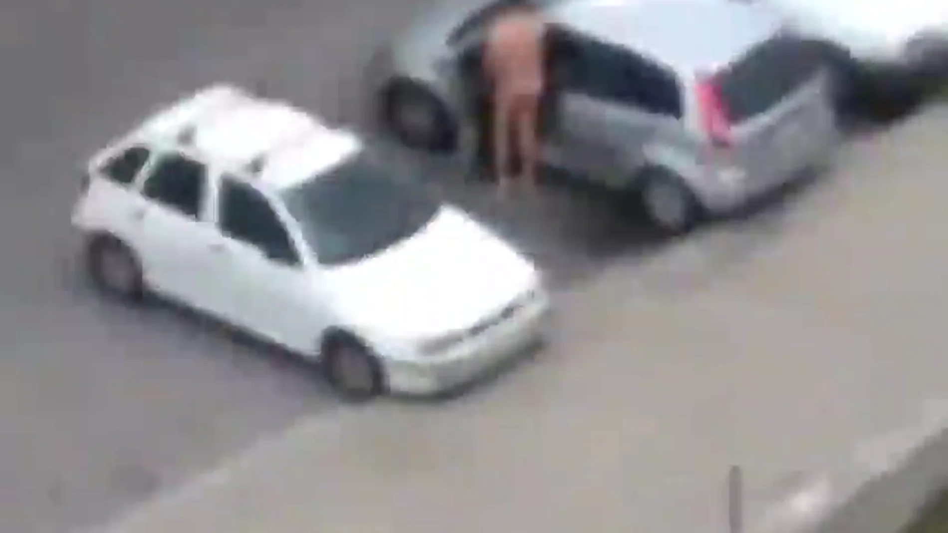 Albiol denuncia la "degradación" de Badalona con un vídeo de un hombre masturbándose en la calle