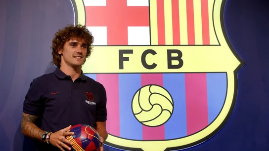 Griezmann posa con el escudo del Barcelona Griezmann posa con el escudo del Barcelona
