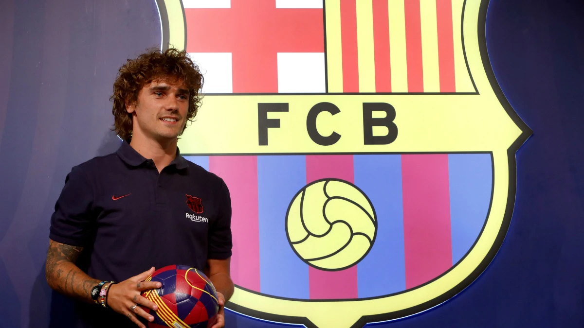 Griezmann posa con el escudo del Barcelona