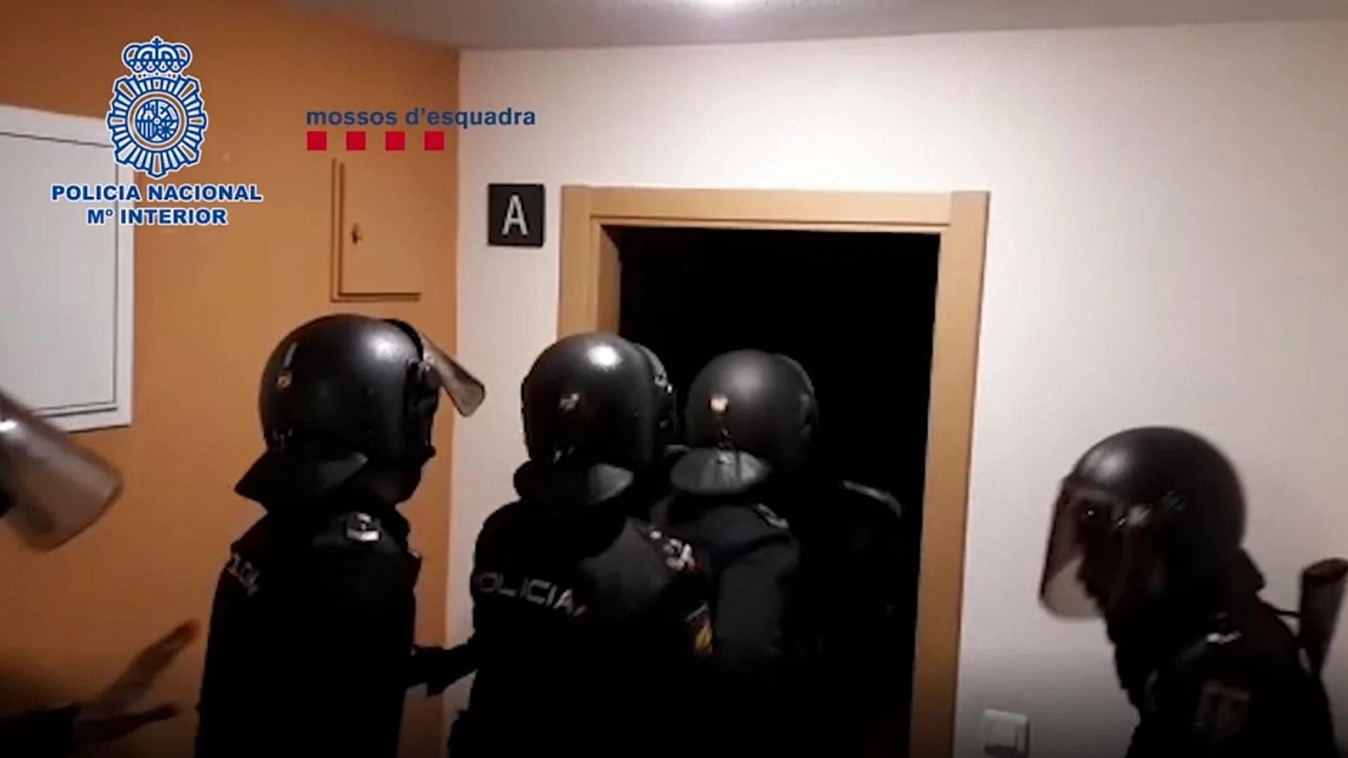 Policía Nacional entrando a un domicilio