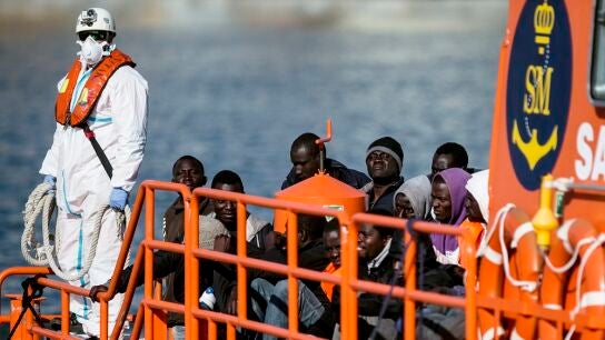 Un grupo de inmigrantes de origen subsahariano rescatados de una embarcaci&oacute;n tipo patera.