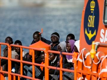 Un grupo de inmigrantes de origen subsahariano rescatados de una embarcación tipo patera Un grupo de inmigrantes de origen subsahariano rescatados de una embarcación tipo patera