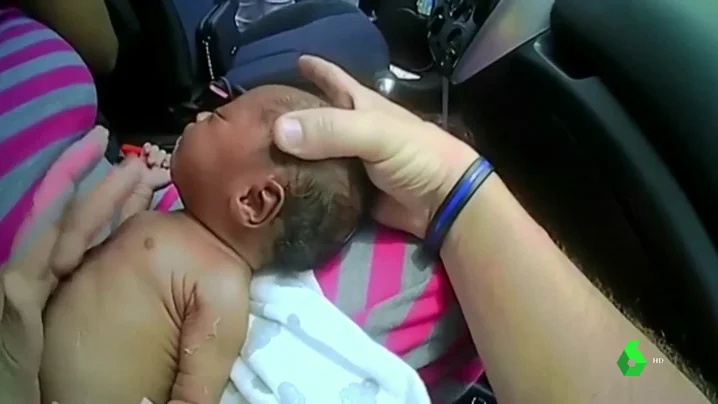 Bebé reanimado por un policía en Carolina del Sur Bebé reanimado por un policía en Carolina del Sur.