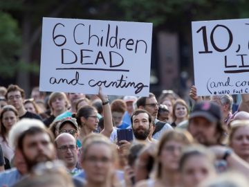 Con pancartas y velas piden cerrar los centros de detención de inmigrantes en EE.UU Con pancartas y velas piden cerrar los centros de detención de inmigrantes en EE.UU