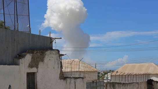 Una columna de humo emerge del lugar donde se registró una explosión en Mogadiscio, Somalia Una columna de humo emerge del lugar donde se registró una explosión en Mogadiscio, Somalia