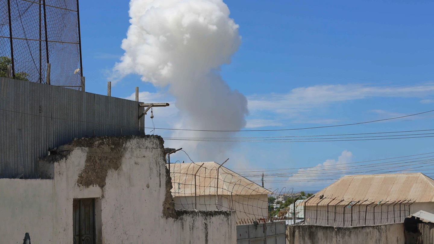 Una columna de humo emerge del lugar donde se registró una explosión en Mogadiscio, Somalia Una columna de humo emerge del lugar donde se registró una explosión en Mogadiscio, Somalia