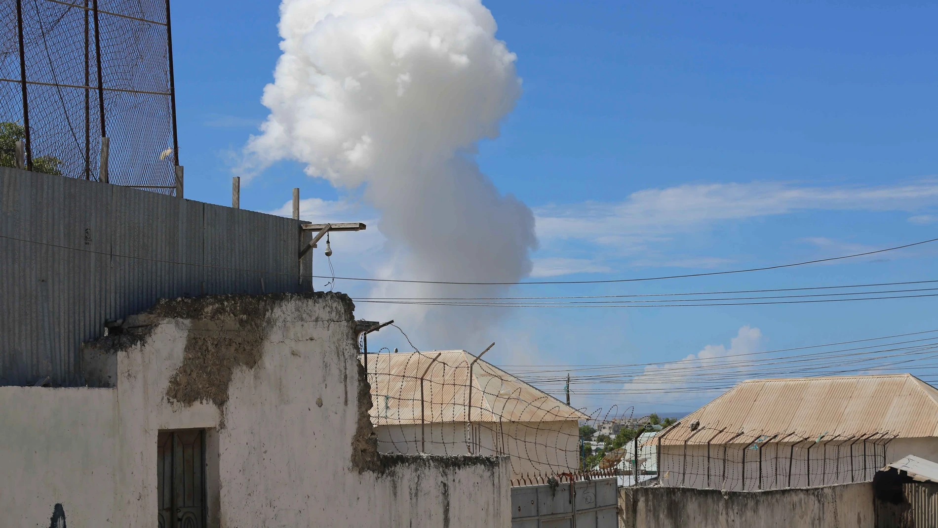 Una columna de humo emerge del lugar donde se registró una explosión en Mogadiscio, Somalia