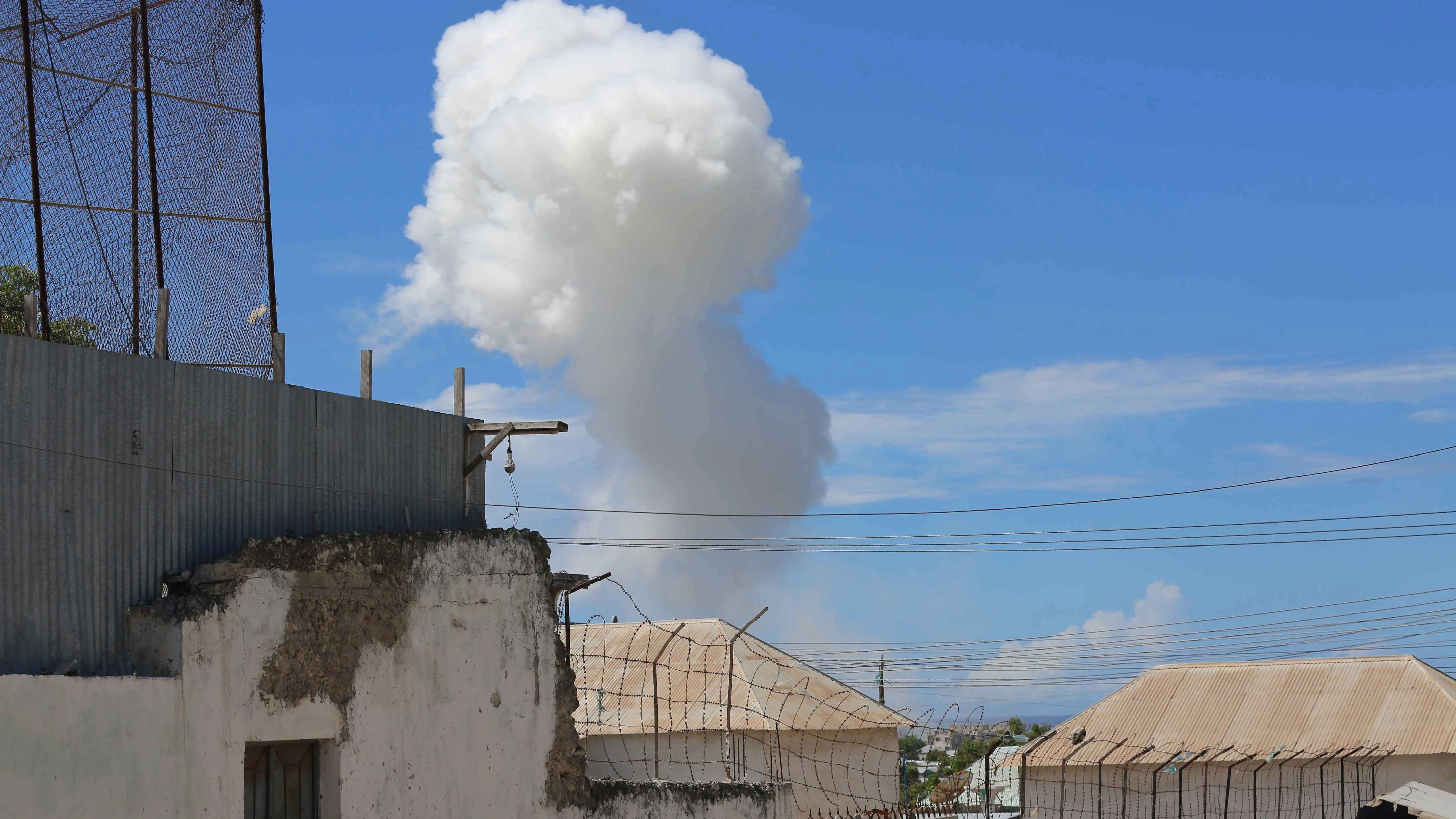 Una columna de humo emerge del lugar donde se registró una explosión en Mogadiscio, Somalia