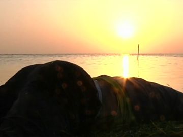 El cuerpo de uno de los fallecidos en el naufragio de una patera frente a Túnez El cuerpo de uno de los fallecidos en el naufragio de una patera frente a Túnez