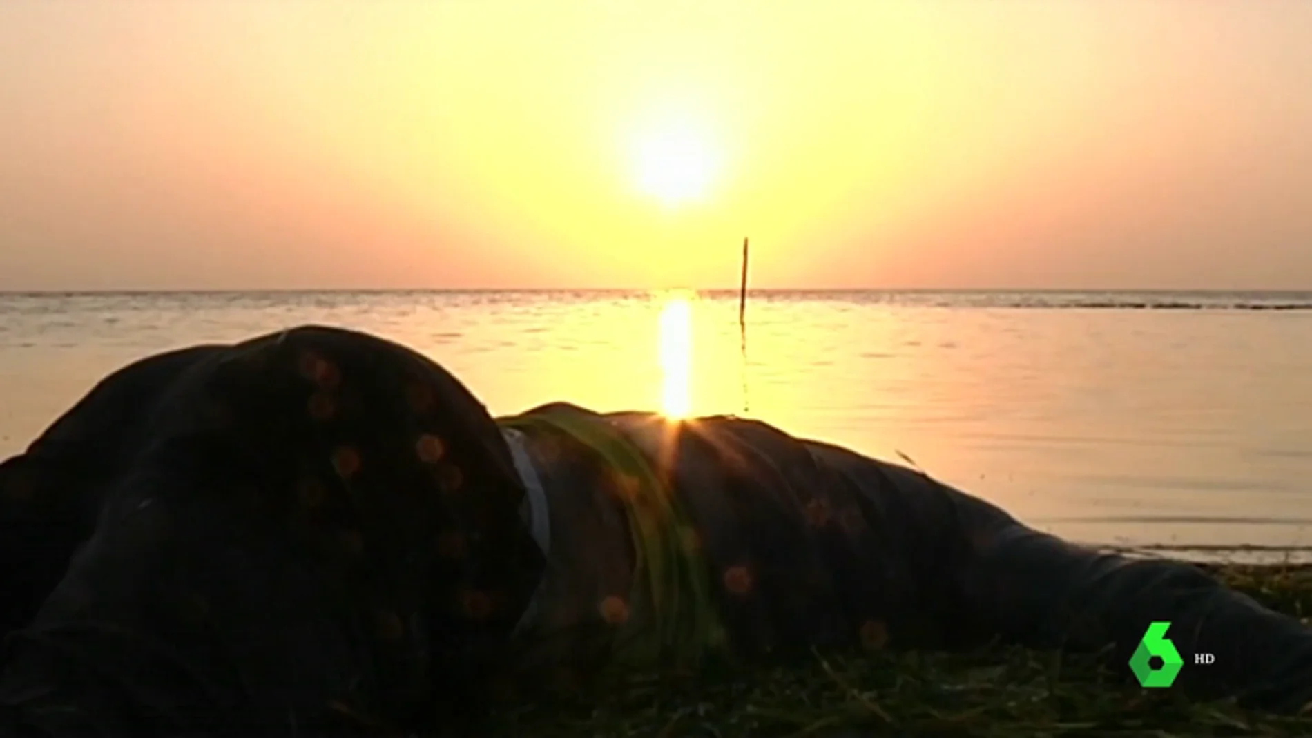 El cuerpo de uno de los fallecidos en el naufragio de una patera frente a Túnez