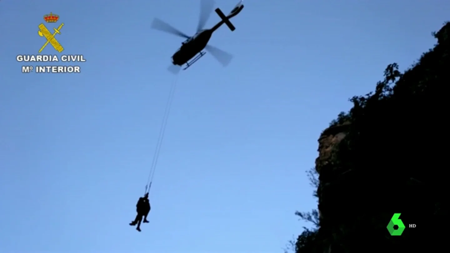 Montañero rescatado por un helicóptero en el barranco de Sax Montañero rescatado por un helicóptero en el barranco de Sax.