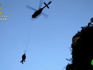 Montañero rescatado por un helicóptero en el barranco de Sax Montañero rescatado por un helicóptero en el barranco de Sax