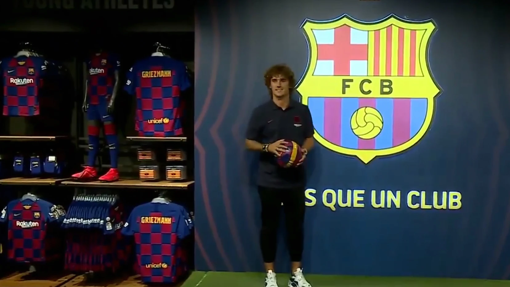 Antoine Griezmann, con el escudo del Barça