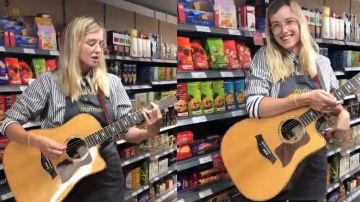 La empleada de un supermercado toca una canción en su turno