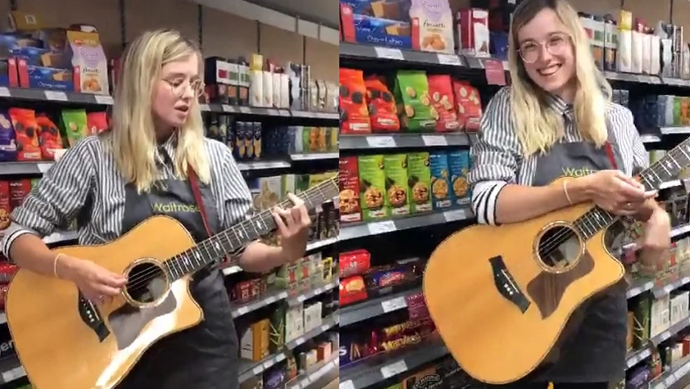 La empleada de un supermercado toca una canción en su turno.